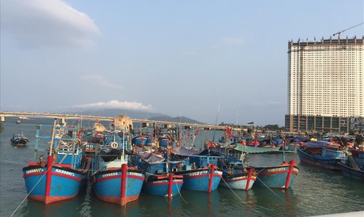 Tàu thuyền về neo đậu ở hạ lưu sông Cái (Nha Trang, Khánh Hòa). Ảnh: PV