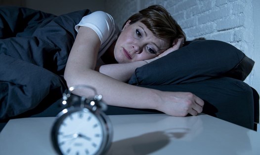 Các bác sĩ giải thích những lý do có thể khiến bạn thức dậy vào giữa đêm. Ảnh: Sam Thomas | Getty Images.