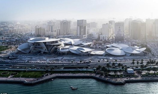 Bảo tàng được thiết kế độc đáo được lấy ý tưởng từ những cánh hoa hồng trên sa mạc, bên 1 hồ nước nhân tạo và nằm dọc bờ biển Doha.