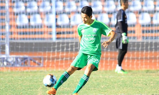 Cầu thủ Nguyễn Văn Quân của CLB Cần Thơ bị đôi bóng tước băng đội trưởng và cấm thi đấu 3 trận. Ảnh: Dương Thu