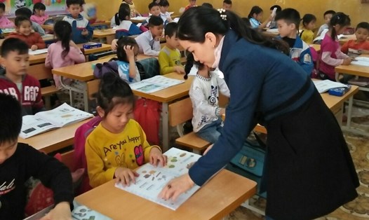 Cô giáo Lê Thị Hồng Loan vẫn say sưa truyền đạt kiến thức cho học trò, dù tới đây có thể không còn được đứng lớp. Ảnh: Bình Minh
