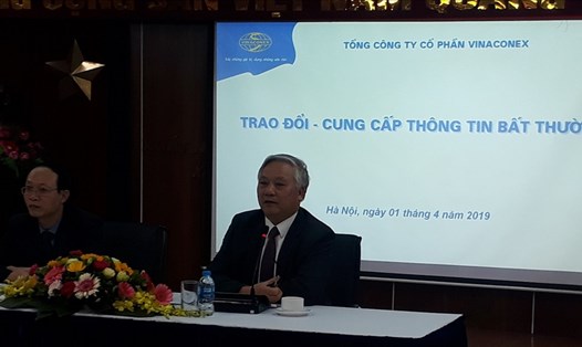 Chủ tịch HĐQT Vinaconex Đào Ngọc Thanh (bên phải ảnh) xuất hiện trong buổi chia sẻ thông tin với cổ đông và báo chí. Ảnh: T.C
