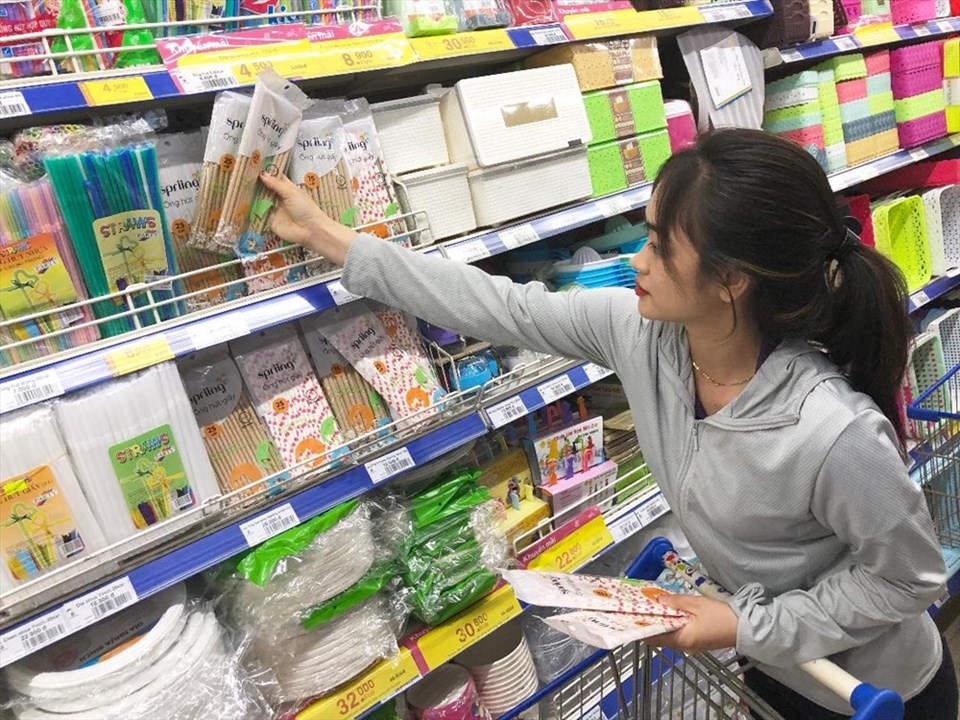 Khách chọn mua ống hút giấy thay cho ống hút nhựa gây hại cho môi trường Khách chọn mua ống hút giấy thay cho ống hút nhựa gây hại cho môi trường
