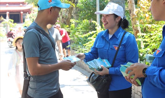 Đoàn viên Sở du lịch Khánh Hòa giới thiệu về quy tắc ứng xử văn minh đến du khách tại chùa Long Sơn- một điểm đến du lịch nổi tiếng của Nha Trang. Ảnh: H. Anh