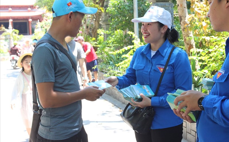 Đoàn viên Sở du lịch Khánh Hòa giới thiệu về quy tắc ứng xử văn minh đến du khách tại chùa Long Sơn- một điểm đến du lịch nổi tiếng của Nha Trang. Ảnh: H. Anh