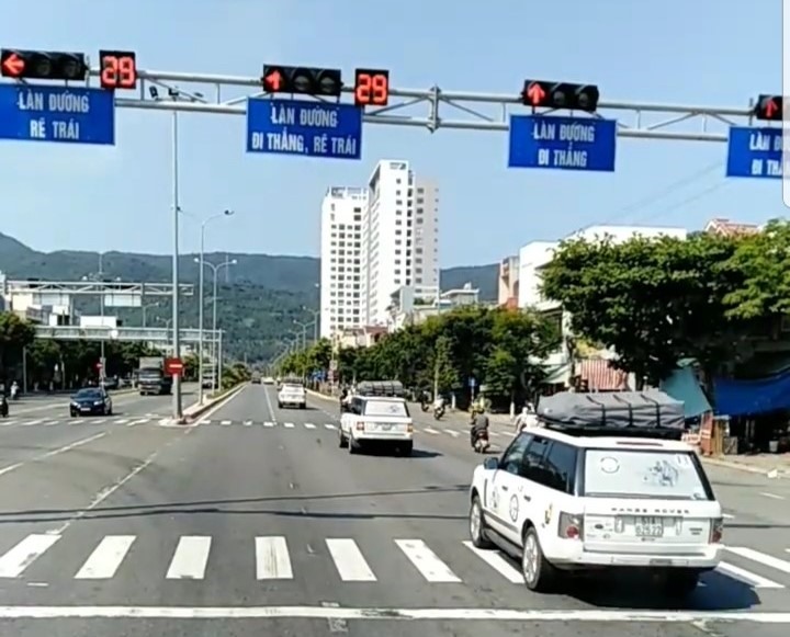 Đoàn xe vượt đèn đỏ tại giao lộ Ngô Quyền - Chu Huy Mân (TP Đà Nẵng) hôm ngày 6.4. Ảnh: Cắt từ clip.