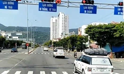 Đoàn xe vượt đèn đỏ tại giao lộ Ngô Quyền - Chu Huy Mân (TP Đà Nẵng) hôm ngày 6.4. Ảnh: Cắt từ clip.