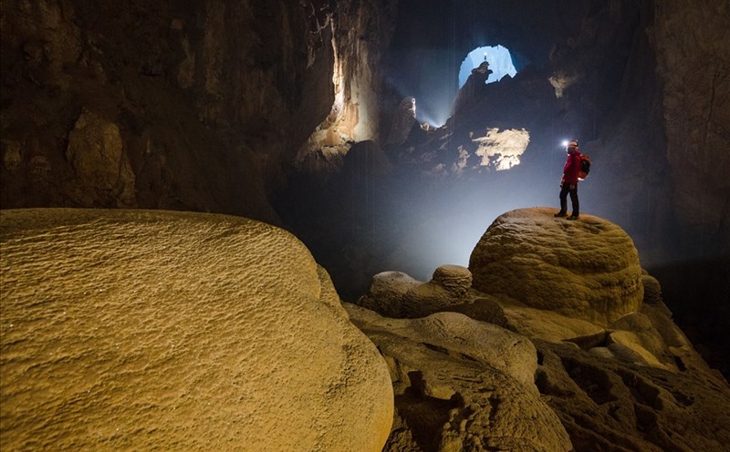 ây thực sự là một kiệt tác tuyệt vời của thiên nhiên, ngoài sức tưởng tượng với những khối thạch nhũ, măng đá khổng lồ treo trên trần hang động hoặc mọc lên từ mặt đất, nhìn từ xa trông giống như những sinh vật ngoài hành tinh với những hình thù kỳ lạ.