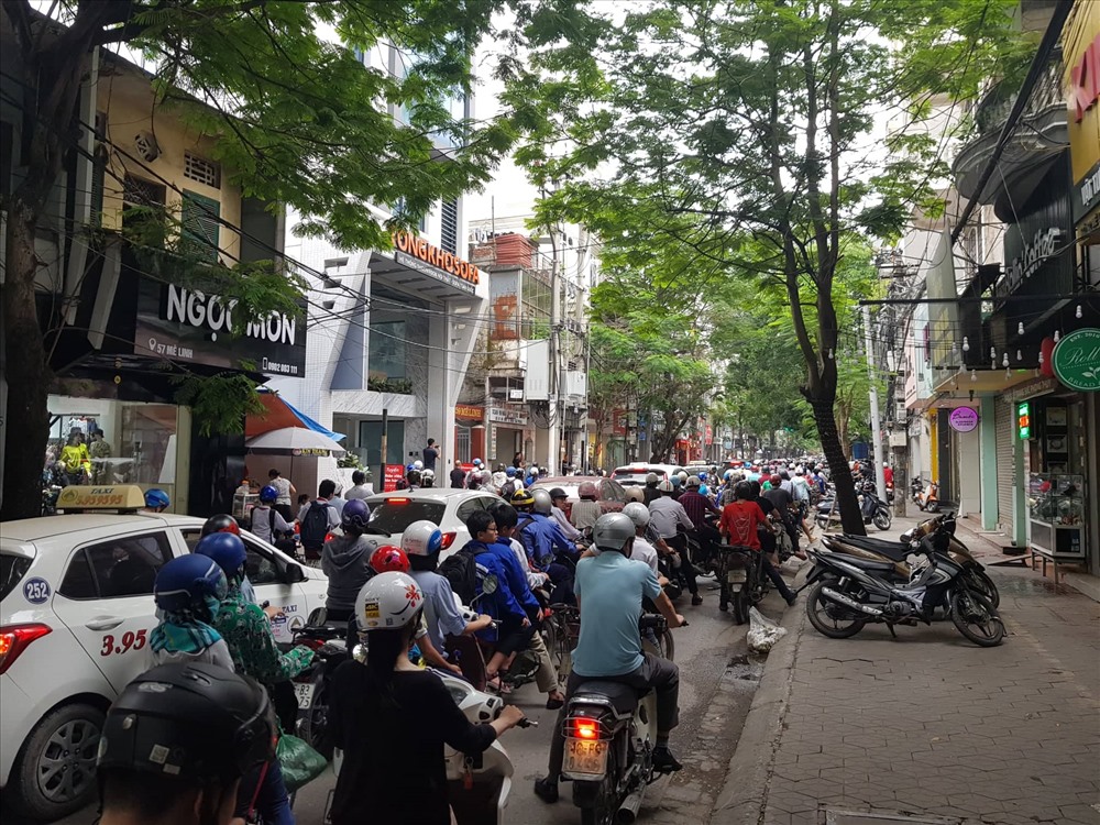Ngày đầu Hải Phòng thực hiện đảo chiều nhiều tuyến đường trung tâm, hiện tượng ùn tắc cục bộ xảy ra trên nhiều tuyến phố. Ảnh: Đ.T