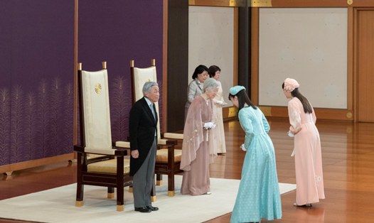 Công chúa Kako và Mako chúc mừng đám cưới kim cương của Nhà vua Akihito và Hoàng hậu Michiko, ngày 10.4.2019. Ảnh: Imperial Household Agency/Reuters 