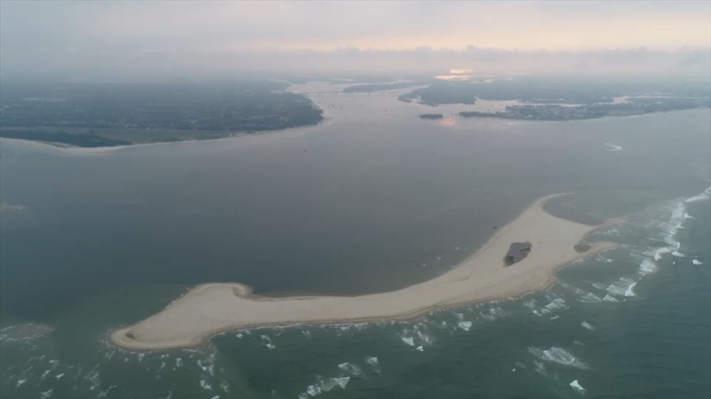 Từ năm 2017, đảo cát đã bắt đầu xuất hiện ở vùng biển Hội An.