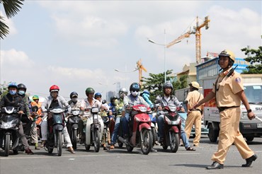 CSGT Nam Sài Gòn bằng nhiều biện pháp đã kéo giảm được tai nạn, ùn ứ trên đường Nguyễn Văn Linh. Ảnh: Trường Sơn