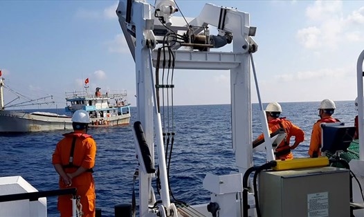 Tàu SAR 412 tiếp cận tàu cá để cứu ngư dân bị nạn. Ảnh: Trung tâm cung cấp. 