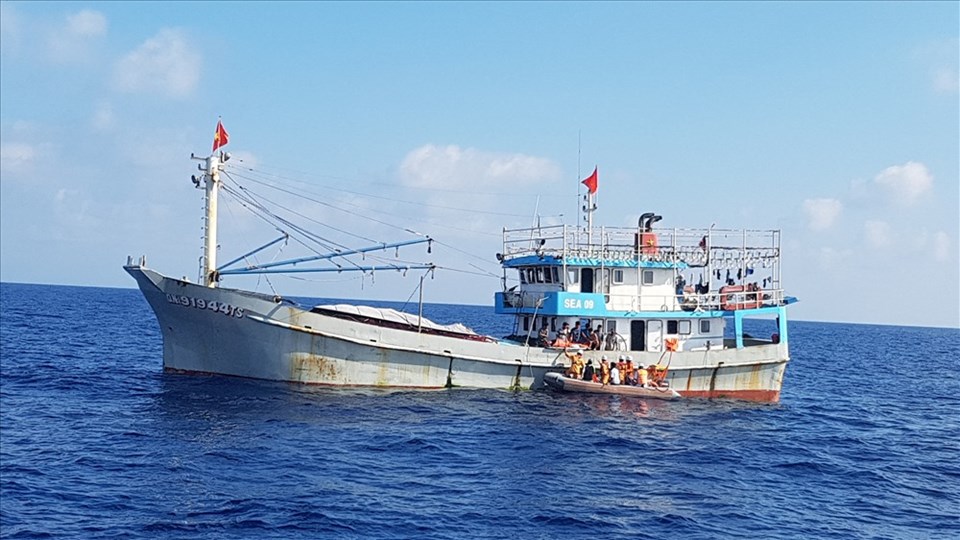 Tiếp cận tàu cá để đưa thuyền viên bị nạn lên tàu. Ảnh: Trung tâm cung cấp Tiếp cận tàu cá để đưa thuyền viên bị nạn lên tàu. Ảnh: Trung tâm cung cấp