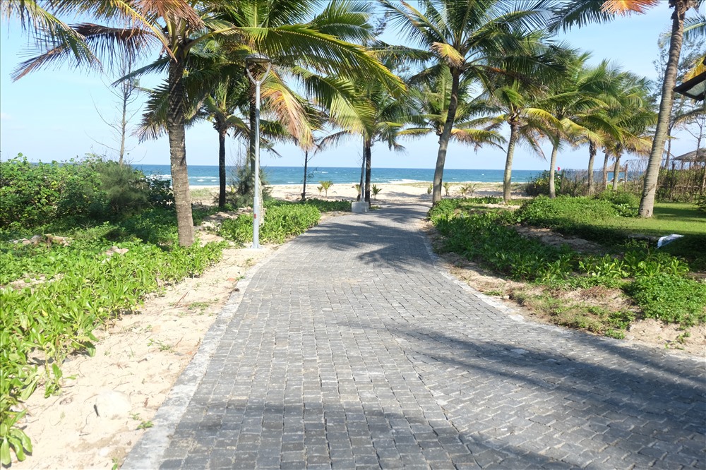 Lối đi bộ xuống biển tại khu vực khách sạn Furama và quần thể du lịch Ariyana sẽ được mở rộng từ 3m lên 5m. 