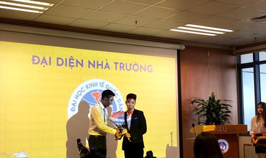 Anh Cao Hữu Chí Minh – Chủ nhiệm CLB Nhà kinh tế trẻ (YEC) phát biểu khai mạc và nhận hoa chúc mừng. 