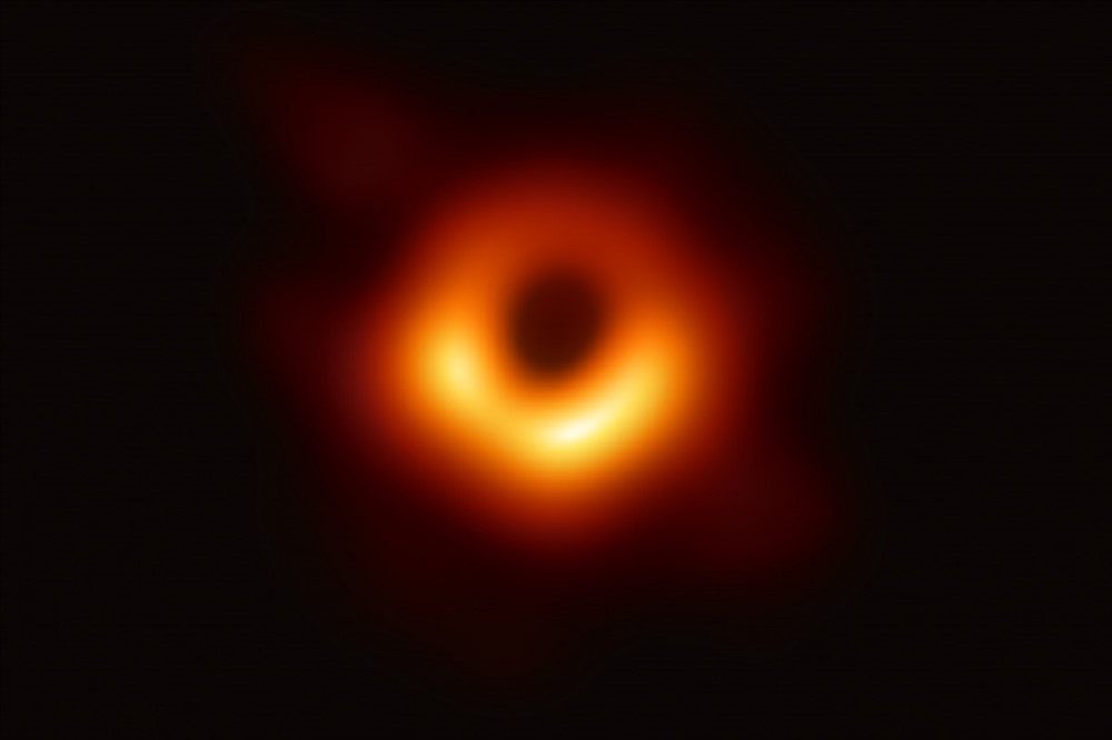 Hố đen vũ trụ: Hố đen vũ trụ là một trong những điều kỳ diệu nhất của vũ trụ. Hình ảnh của chúng ta cho thấy rằng, chúng ta đang tiếp cận một cái nhìn trực quan hơn về những gì đang diễn ra bên trong hố đen, điều mà trước đây chúng ta chỉ có thể suy luận.