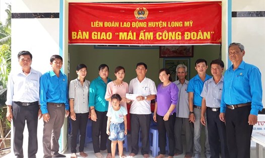 Lãnh đạo LĐLĐ huyện Long Mỹ trao nhà cho Nguyễn Thị Hiền. Ảnh: H.P