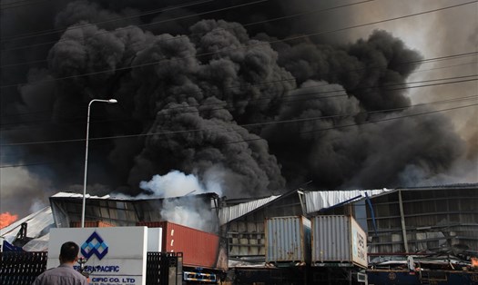 Khi hỏa hoạn xảy ra nhiều container đang đậu phía trước để bốc xếp hàng hóa.