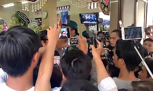 Một góc đội quân livestream tại đám tang cố nghệ sĩ Anh Vũ (ảnh cắt từ clip).