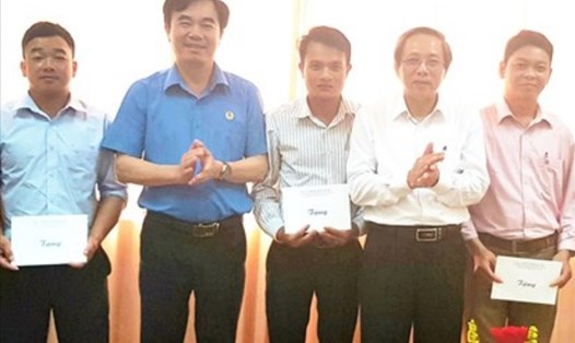 Bí thư Tỉnh uỷ Quảng Bình Hoàng Đăng Quang cùng lãnh đạo LĐLĐ Quảng Bình tặng quà cho NLĐ. Ảnh: Lê Phi Long