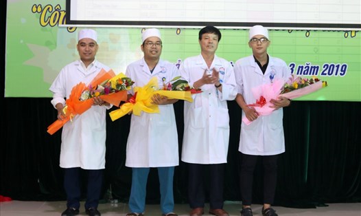 Bác sĩ Trần Quốc Tuấn tặng hoa cho 2 bác sĩ và kỹ thuật viên vì hành động hiến máu cứu bệnh nhân. Ảnh: MC.