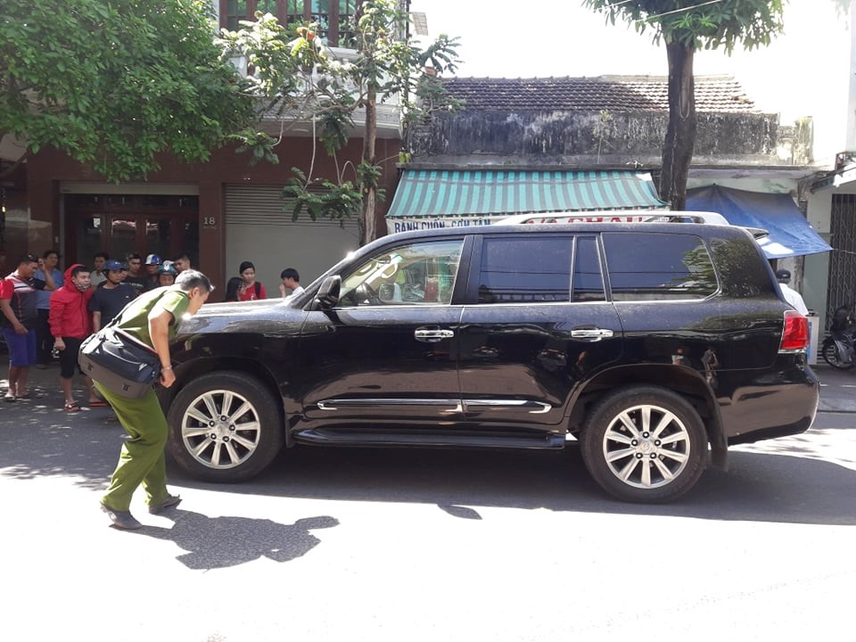 Lexus 570 mang BKS 49X-6666 tông vào đội mai táng đang làm lễ khiến 3 người chết, nhiều người bị thương.