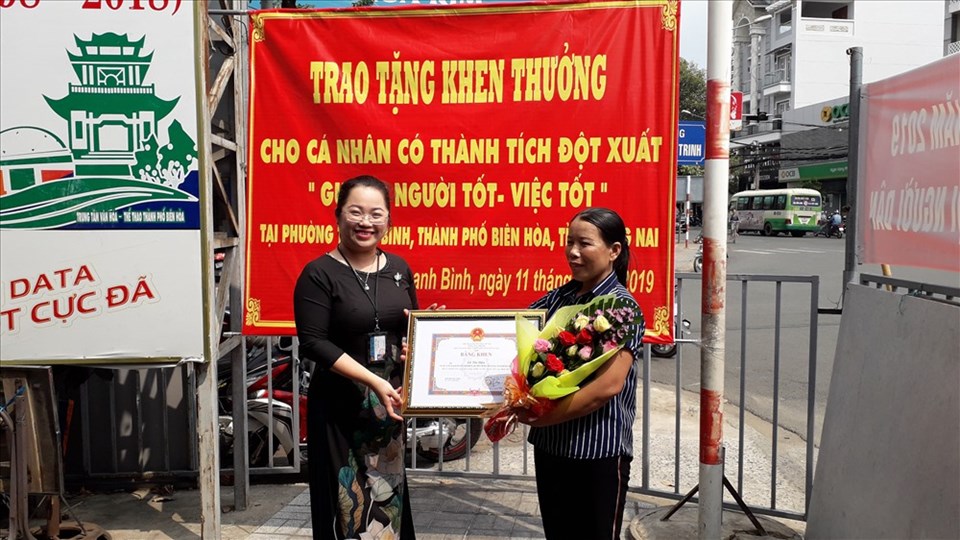 Tặng bằng khen cho bà Lê Thị Hậu Tặng bằng khen cho bà Lê Thị Hậu