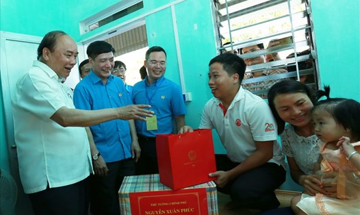Thủ tướng Nguyễn Xuân Phúc và Chủ tịch Tổng LĐLĐVN Bùi Văn Cường thăm gia đình công nhân KCN Đồng Văn (Hà Nam). Ảnh: HẢI NGUYỄN
