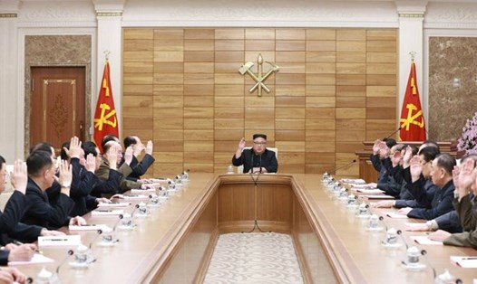 Chủ tịch Triều Tiên Kim Jong-un chủ trì một phiên họp hôm 11.4. Ảnh: NK News. 