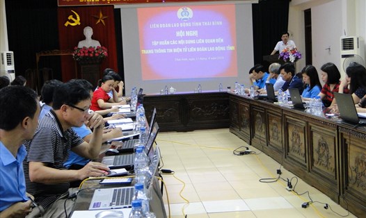 Chủ tịch LĐLĐ tỉnh Thái Bình Bùi Xuân Vinh quán triệt các nội dung hôi nghị tập huấn. Ảnh: BM