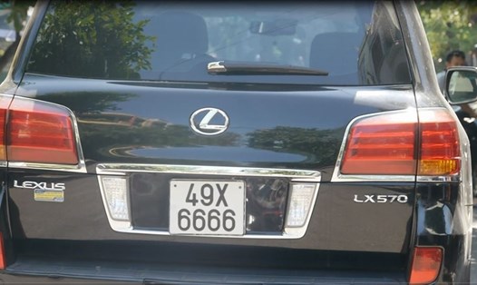 Xe ô tô Lexus 7 chỗ mang biển 49X - 6666 vẫn còn hạn kiểm định. 