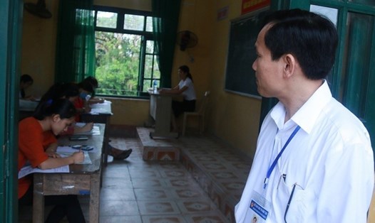 Ông Mai Văn Trinh, Cục trưởng Cục Quản lý chất lượng (Bộ GD-ĐT) kiểm tra công tác tổ chức kỳ thi THPT quốc gia năm 2018. Ảnh tư liệu: Thanh Hùng.