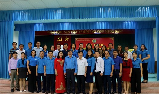 Phó Chủ tịch Thường trực Tổng LĐLĐVN Trần Thanh Hải (giữa) và lãnh đạo Tỉnh ủy Vĩnh Phúc cùng Ban Chấp hành LĐLĐ tỉnh trong buổi công bố các quyết định.