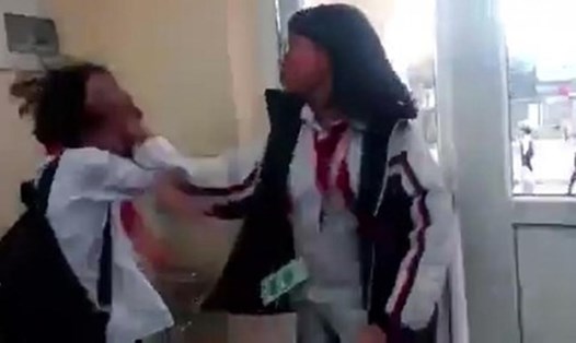 Nữ sinh đánh bạn túi bụi (ảnh cắt từ clip)
