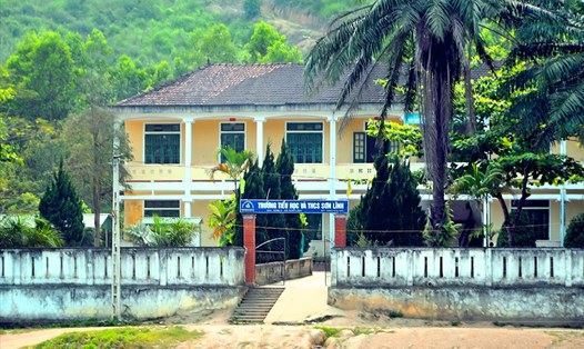 Trường Tiểu học và THCS Sơn Lĩnh (Hương Sơn-Hà Tĩnh), nơi 9 giáo viên bị "gác" lương. Ảnh: Minh Lý