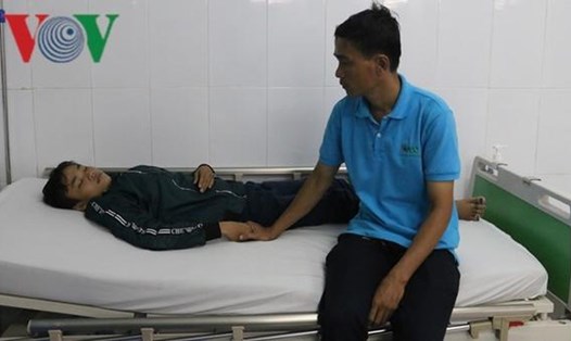 Nam sinh Nguyễn Hữu T. nằm điều trị tại bệnh viện. Ảnh: VOV