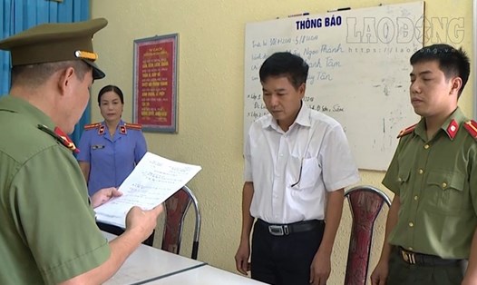 Cơ quan chức năng đọc lệnh khởi tố bị can với ông Trần Xuân Yến - Phó Giám đốc Sở GDĐT Sơn La. Ảnh: Công an Sơn La cung cấp. 