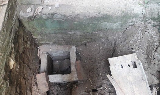 Hố gạch được phát hiện tại vị trí giáp ranh giữa nhà làm việc của Ban quản lý Dự án và tường rào nhà làm việc của Viện kiểm sát nhân dân huyện Phú Xuyên. Ảnh Ngọc Linh.