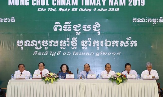 Thủ tướng Nguyễn Xuân Phúc cùng Đoàn công tác Chính phủ dự cuộc họp mặt mừng Tết cổ truyền Chol Chnam Thmay của đồng bào dân tộc Khmer Nam Bộ tại Cần Thơ, ngày 6.4.2019. Ảnh: TTXVN