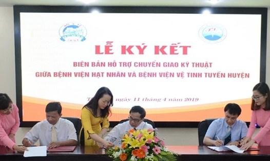 Ký kết biên bản hỗ trợ chuyển giao kỹ thuật giữa Bệnh viện Trung ương Huế và Trung tâm Y tế huyện Phú Vang.