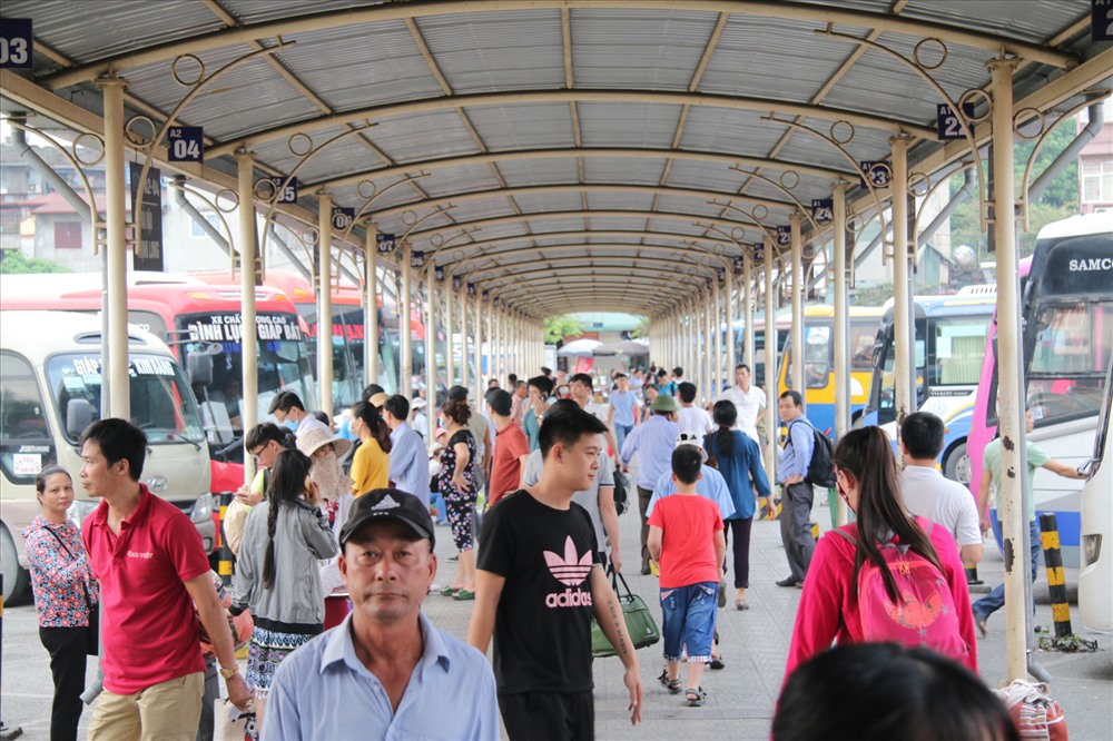 Theo ghi nhận của PV, một lượng lớn hành khách đã đổ về bến xe Giáp Bát ngày 13.4.