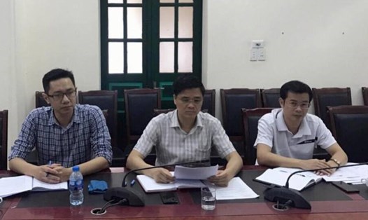 Đại biểu Quốc hội Ngọ Duy Hiểu - Phó Chủ tịch Tổng Liên đoàn Lao động Việt Nam (ngồi giữa) làm việc với UBND thị xã Sơn Tây, TP Hà Nội ngày 13.4.