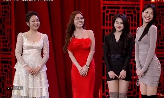 Hình ảnh Trâm Anh (váy trắng) và dàn hot girl xuất hiện trong chương trình Táo quân 2019.