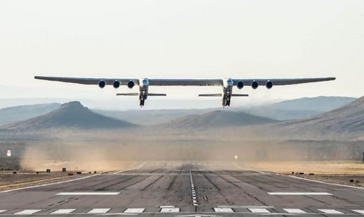 Chiếc máy bay lớn nhất thế giới cất cánh hôm 13.4. Ảnh: AFP. 