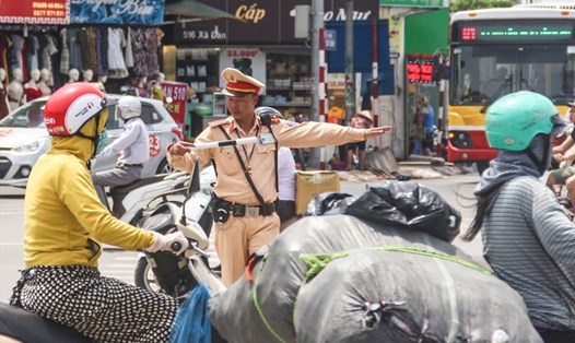 Cảnh sát giao thông Hà Nội điều tiết phân luồng giao thông tránh ùn tắc. Ảnh: ĐT