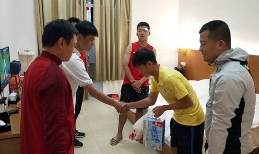 Cầu thủ Đức Anh trực tiếp đến thăm hỏi, xin lỗi cầu thủ và Ban huấn luyện U17 Hebei China Fortune.