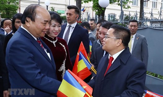 Thủ tướng Nguyễn Xuân Phúc và Phu nhân đến thăm và nói chuyện với cán bộ nhân viên Đại sứ quán và cộng đồng người Việt Nam tại Romania. Ảnh: TTXVN
