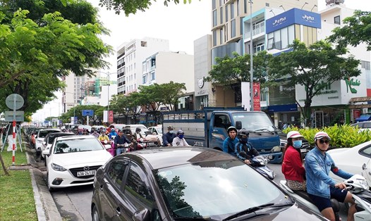 Đà Nẵng đang phải xẻ làn đường làm bãi đỗ vì thiếu bãi đổ xe tại nội đô