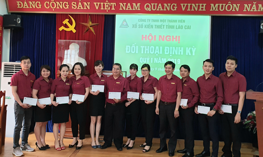 Tại buổi đối thoại, người lao động Cty TNHH MTV XSKT Lào Cai được khen thưởng do vượt năng suất lao động.
